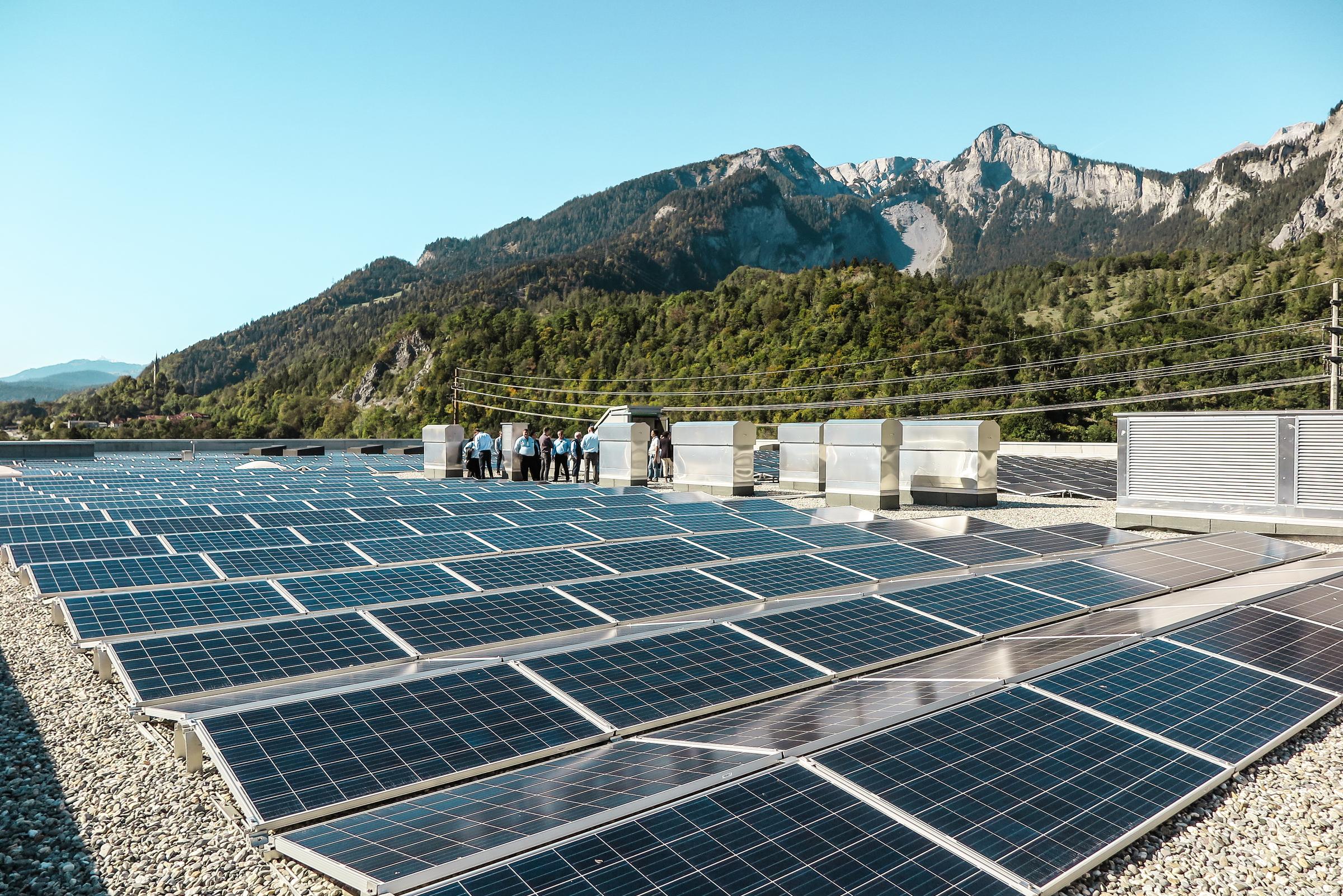 屋顶安装太阳能板