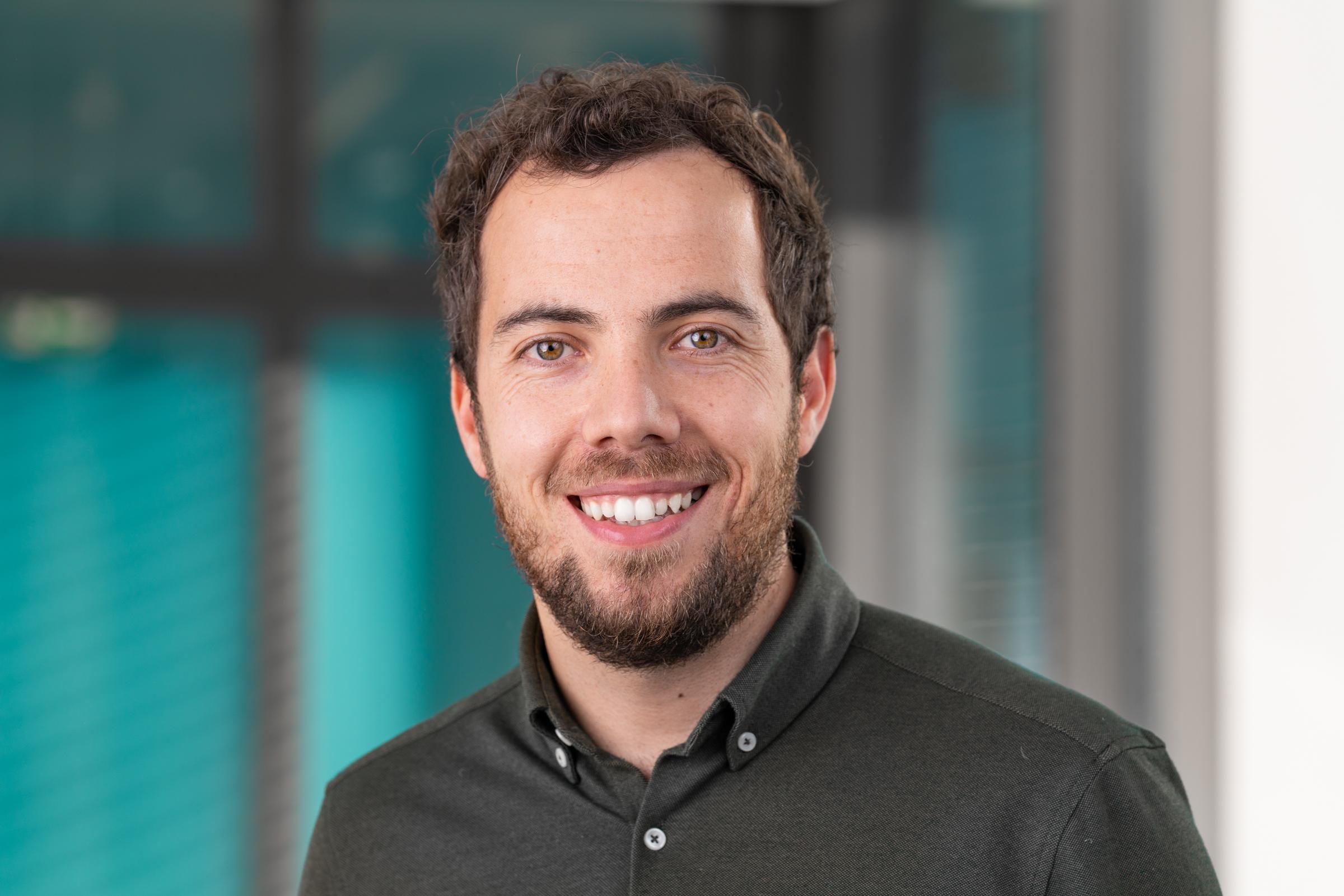 Alex has been working at Hamilton Medical as a Clinical Content and EducationManager since 2020. He also works with critical patients in an intensive care unit, where he applies his professional knowledge and his passion for helping and getting close to others. Alex says this about his work in the intensive care unit: 