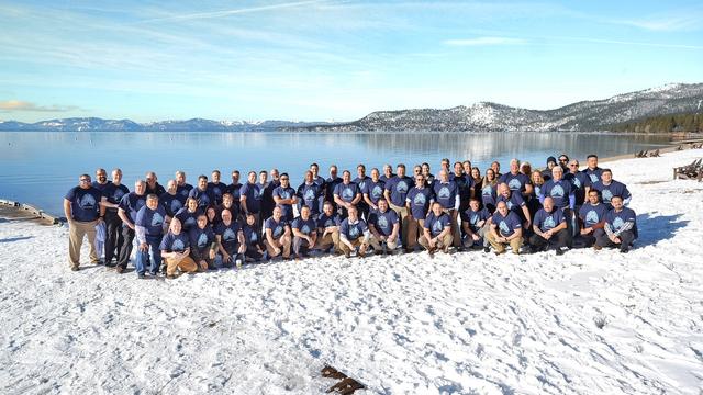 Les employés de Hamilton Medical devant un lac en hiver