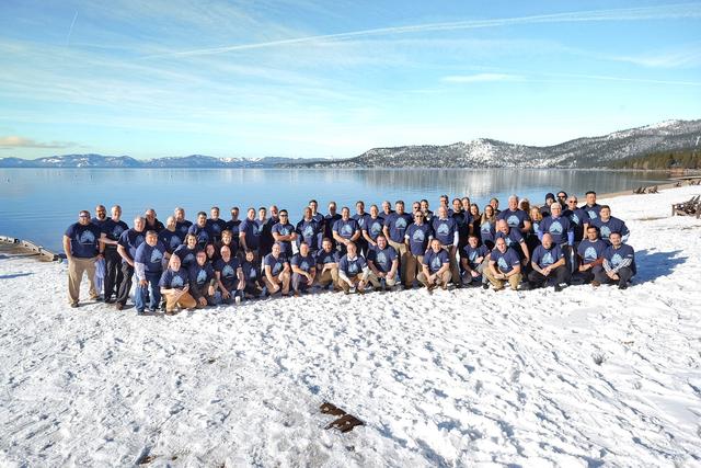 Les employés de Hamilton Medical devant un lac en hiver
