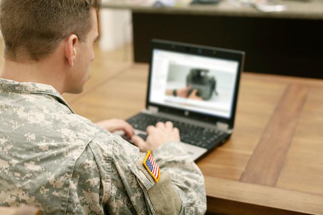 Soldat utilisant l'e-learning