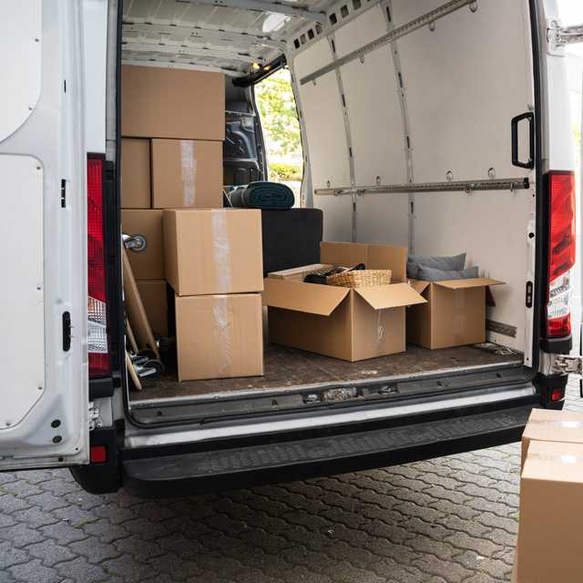 Des cartons de déménagement dans un camion