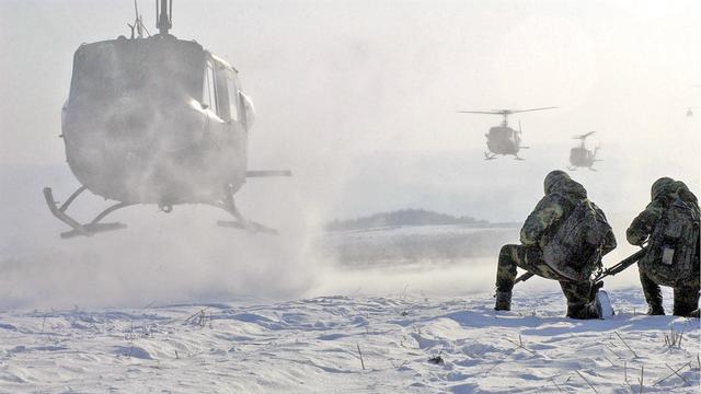 Militaire lors d'une mission en hiver
