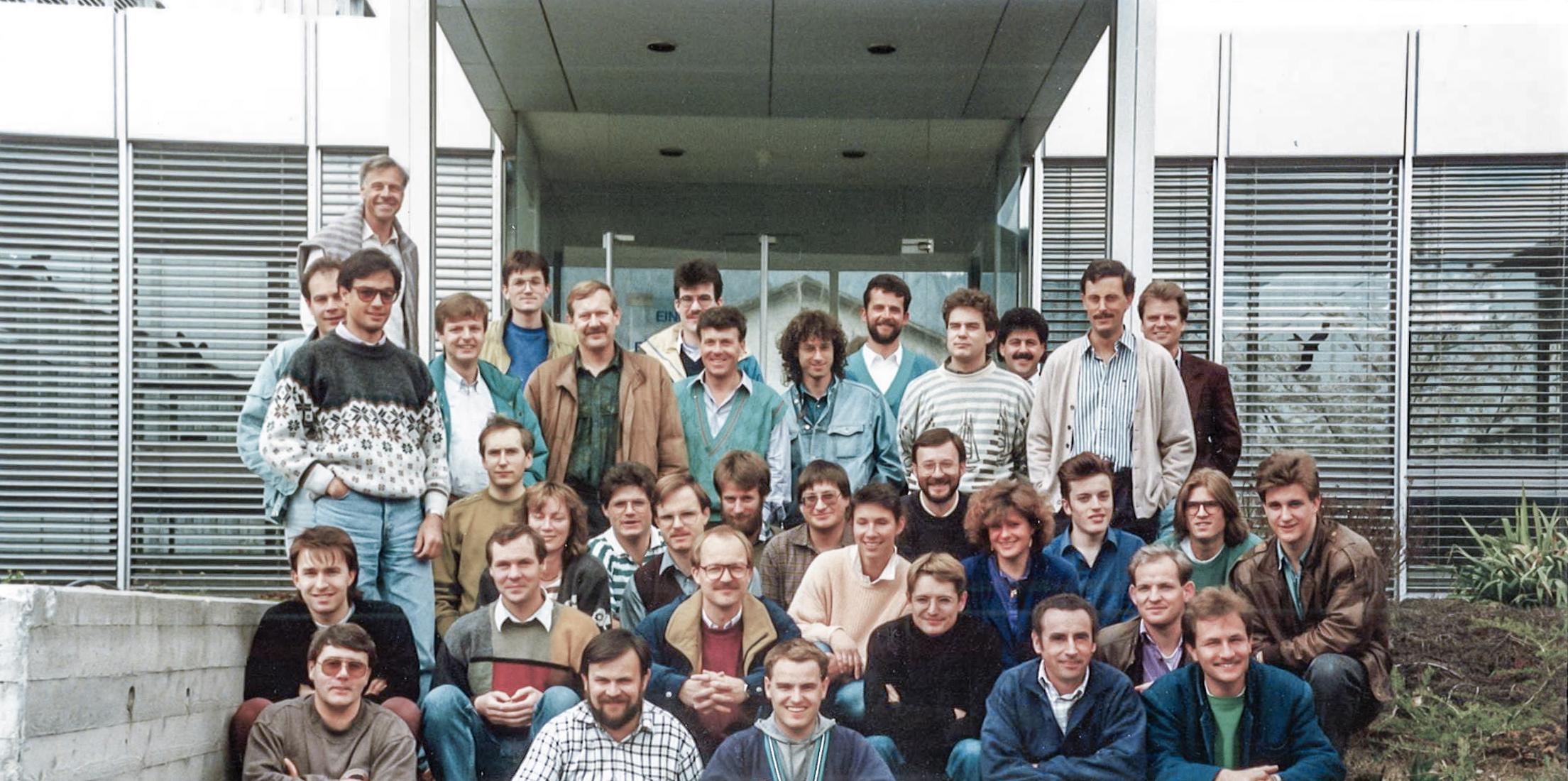 El equipo de ingenieros especializados en torno a 1984.