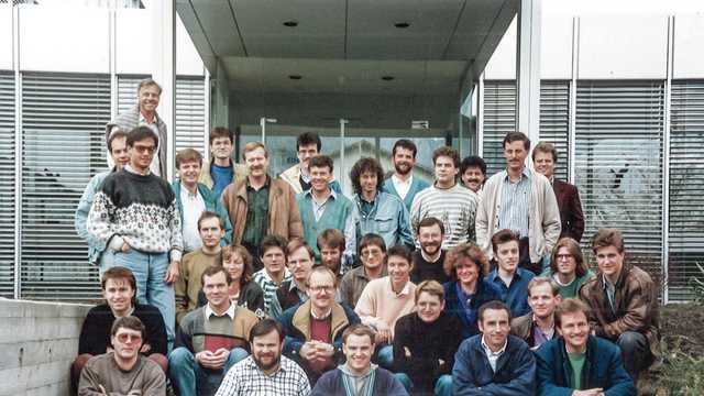 L'équipe d'ingénieurs dévoués vers 1984.