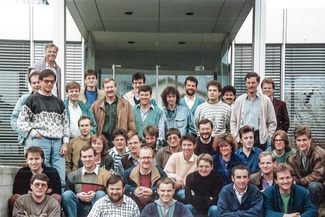 1984 年左右敬业的工程师团队。