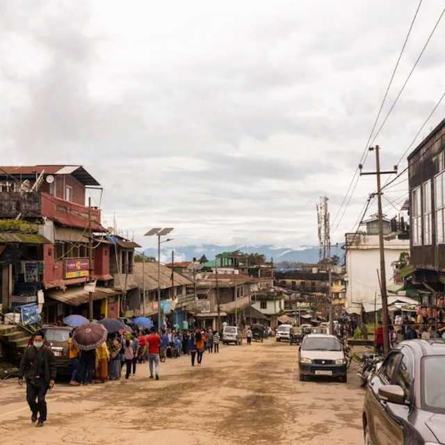 Stadt Tamenglong; Strasse mit Haus und Menschen