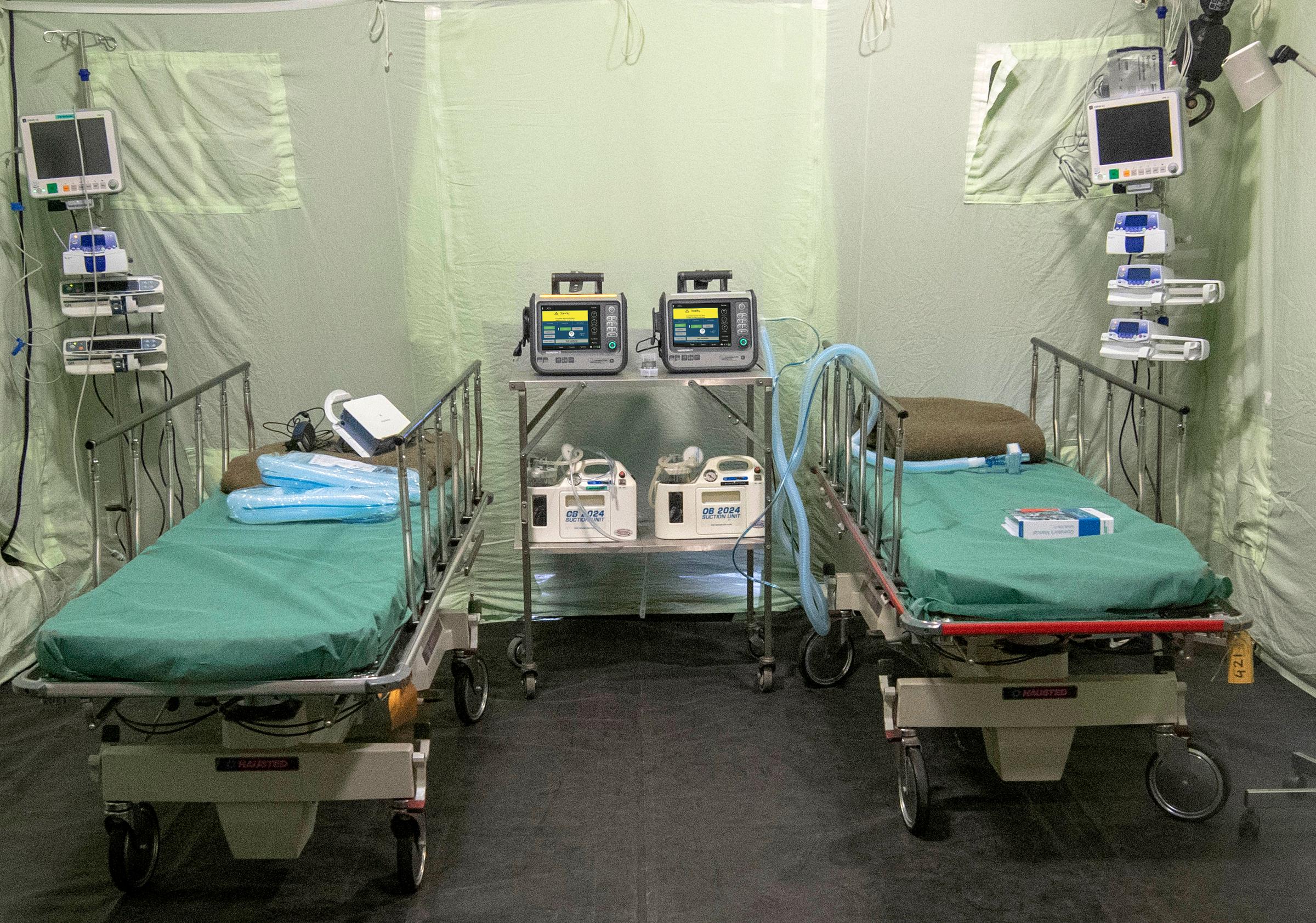 Feldbetten in einem Zelt