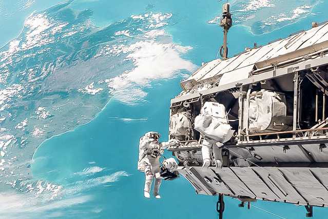 Astronautes dans l'espace.