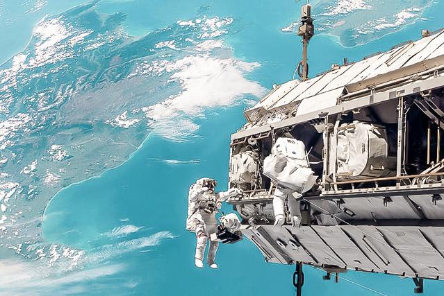 Astronauten im Weltraum.