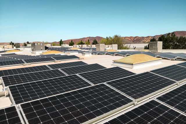 Hamilton Medical Inc. Reno ; toit avec système photovoltaïque