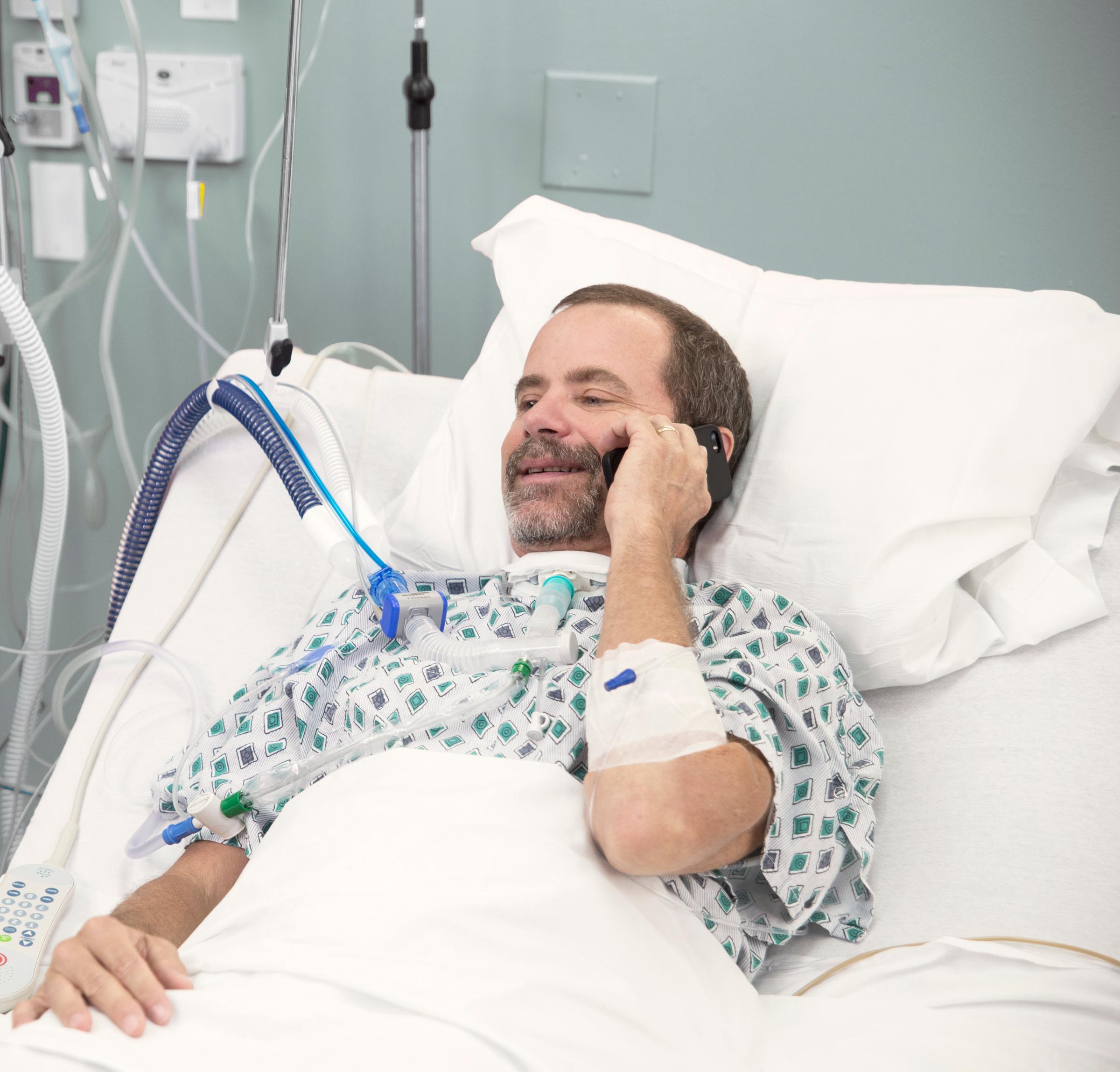 Paciente hablando al teléfono con la opción de válvula para hablar.