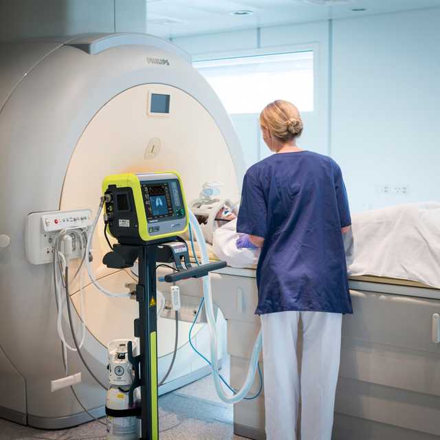 Использование аппарата ИВЛ HAMILTON-MR1 во время проведения МРТ