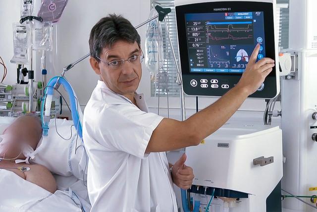 Medico che utilizza la modalità ASV su un ventilatore