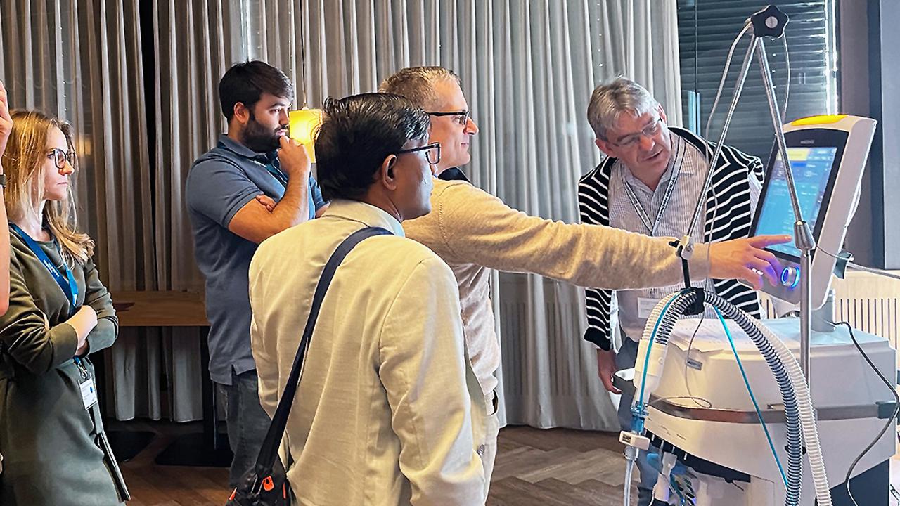 Graphic illustration: conversation between experts