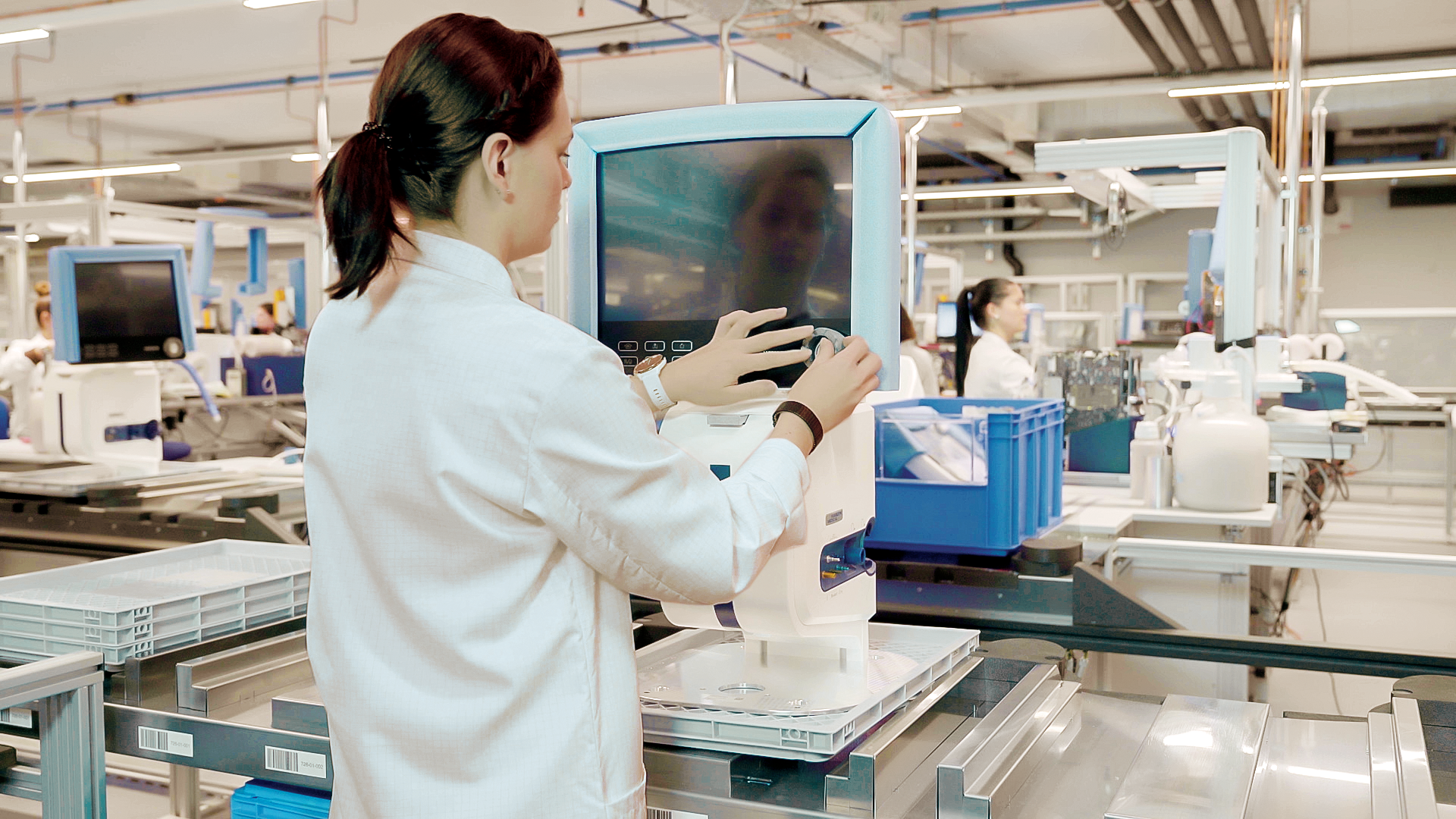 Colaboradores montam um respirador