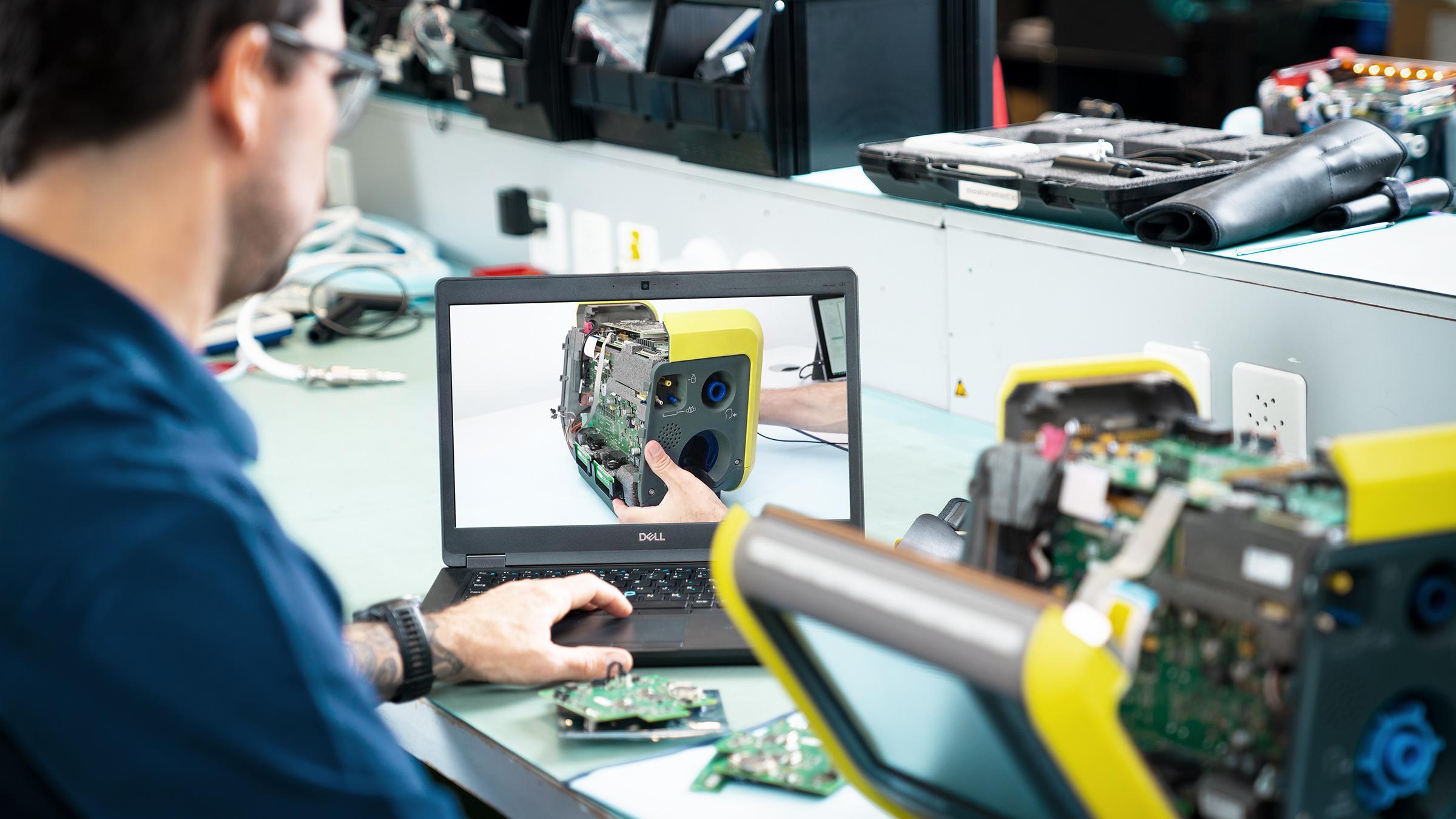 Tech_Support_Employee_HAMILTON-MR1_16x9_02