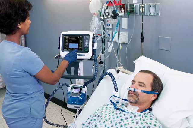Медсестра и пациент во время вентиляции с помощью HAMILTON-C1 в режиме HFNC