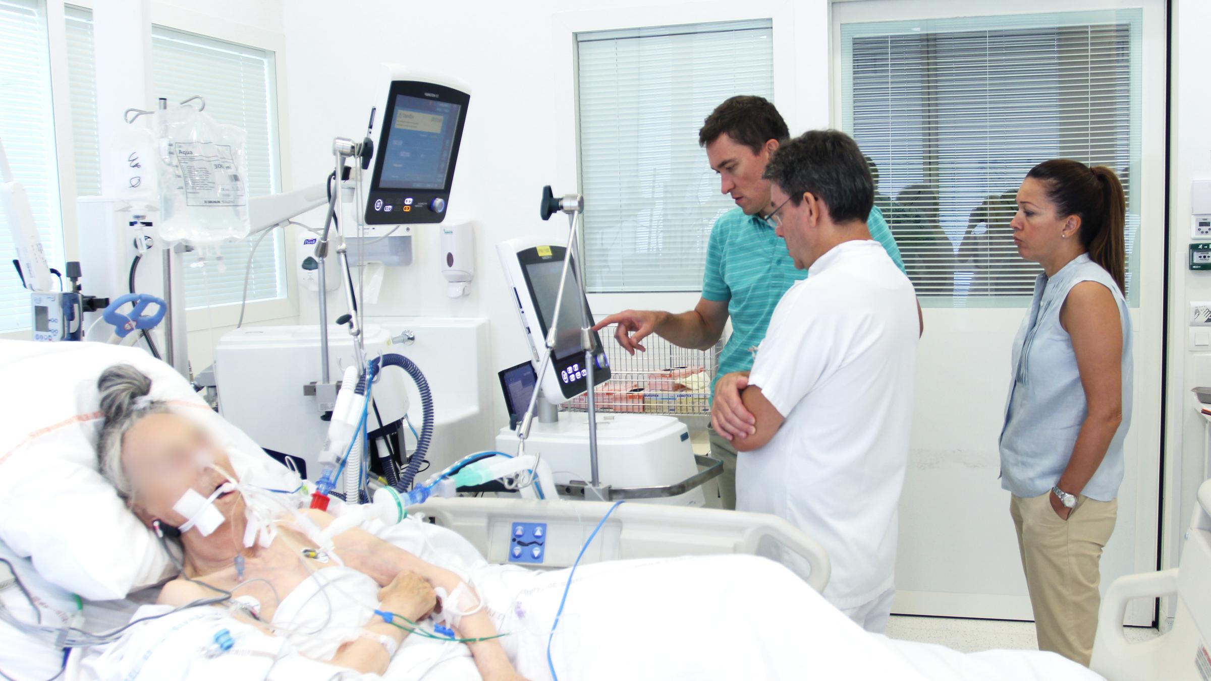 Research Team together with a doctor at the patient's bedside