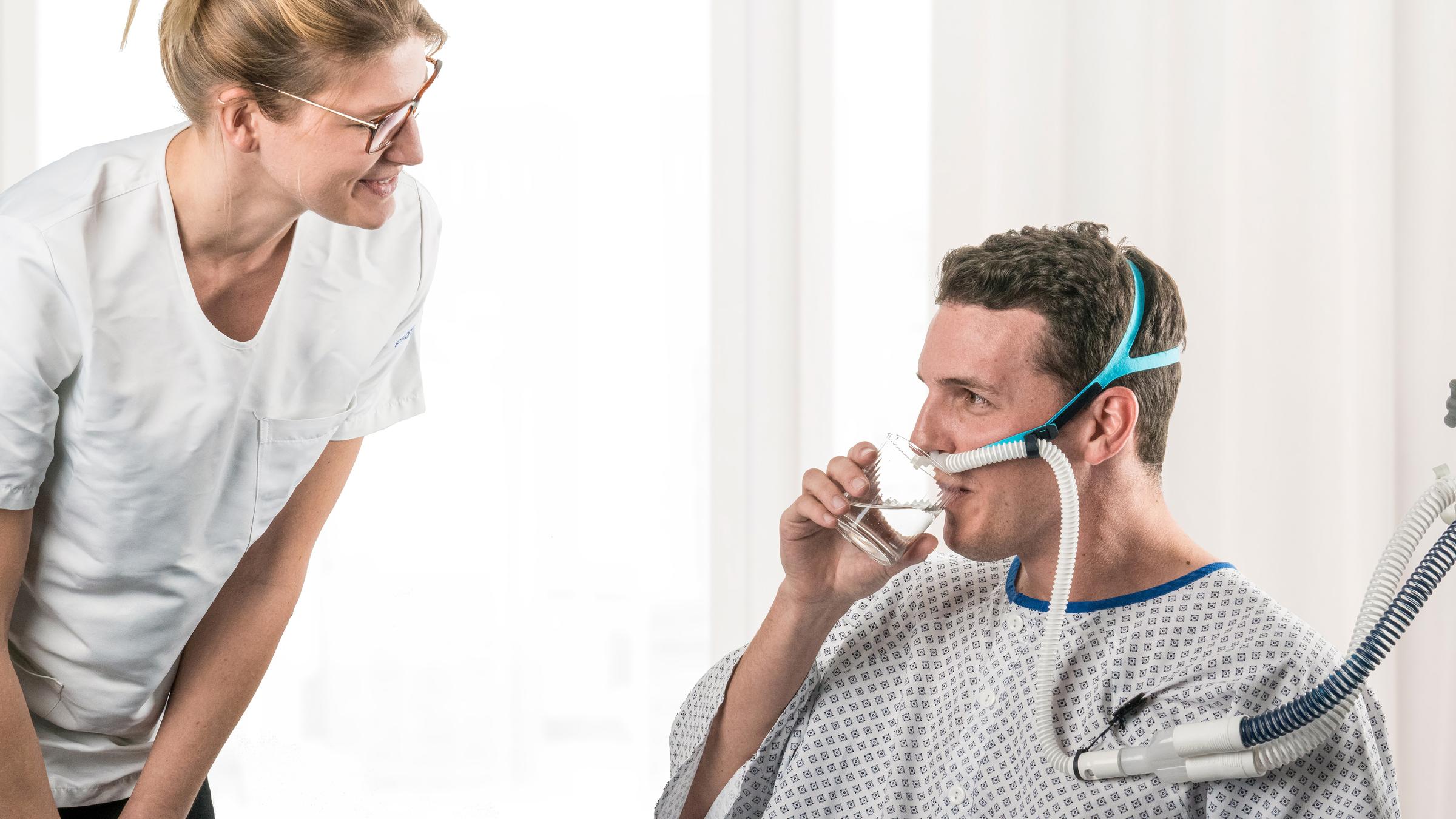 佩戴 in2flow 鼻导管的成人