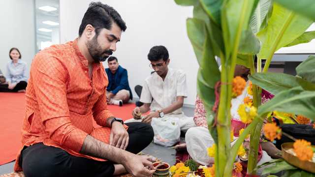 Puja-Ritual im Büro von Hamilton Medical India