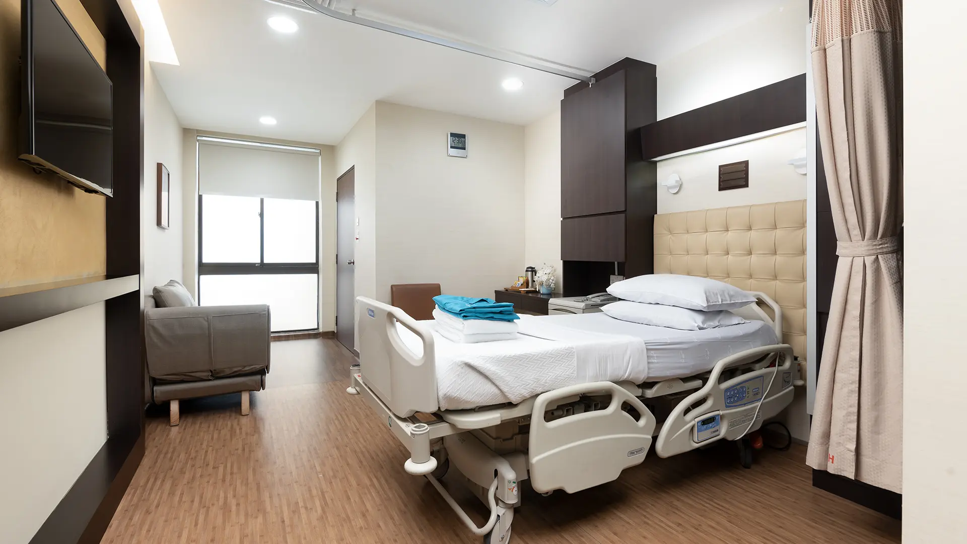 Hospital single bedded Maternity Room