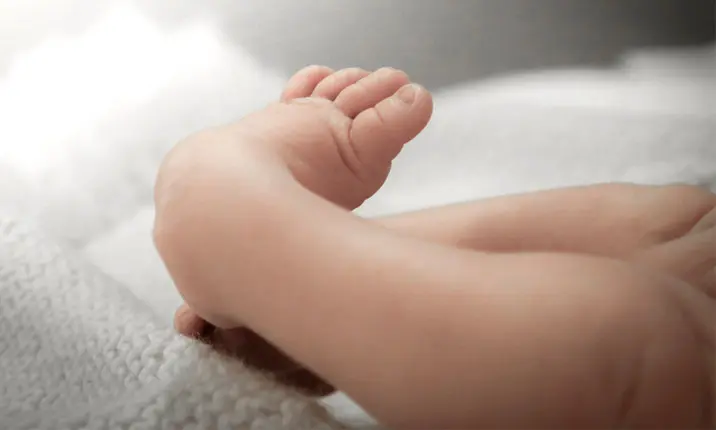 How to recognise if my baby's feet are normal or needs treatment? Clubfoot,  baby feet turning inward or outward