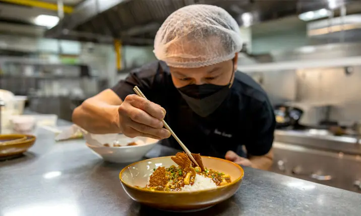 Chef Sam Leong sedang menyiapkan makanan