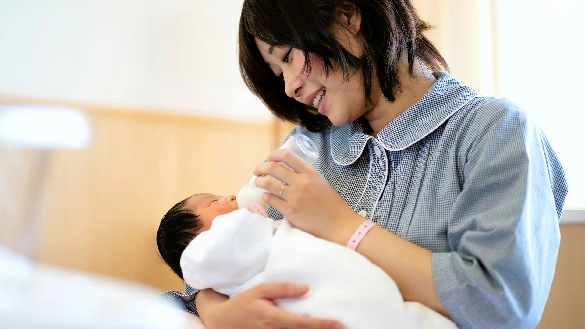 Maternity couple welcoming their baby in a comfortable and spacious maternity room