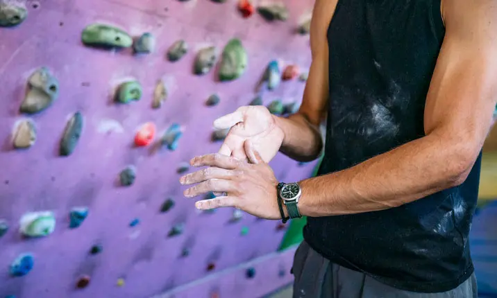 What's the difference between boulder and rock climbing?