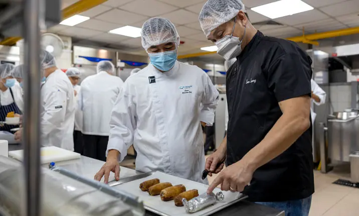 Chef Sam Leong dan tim kuliner sedang menyiapkan makanan