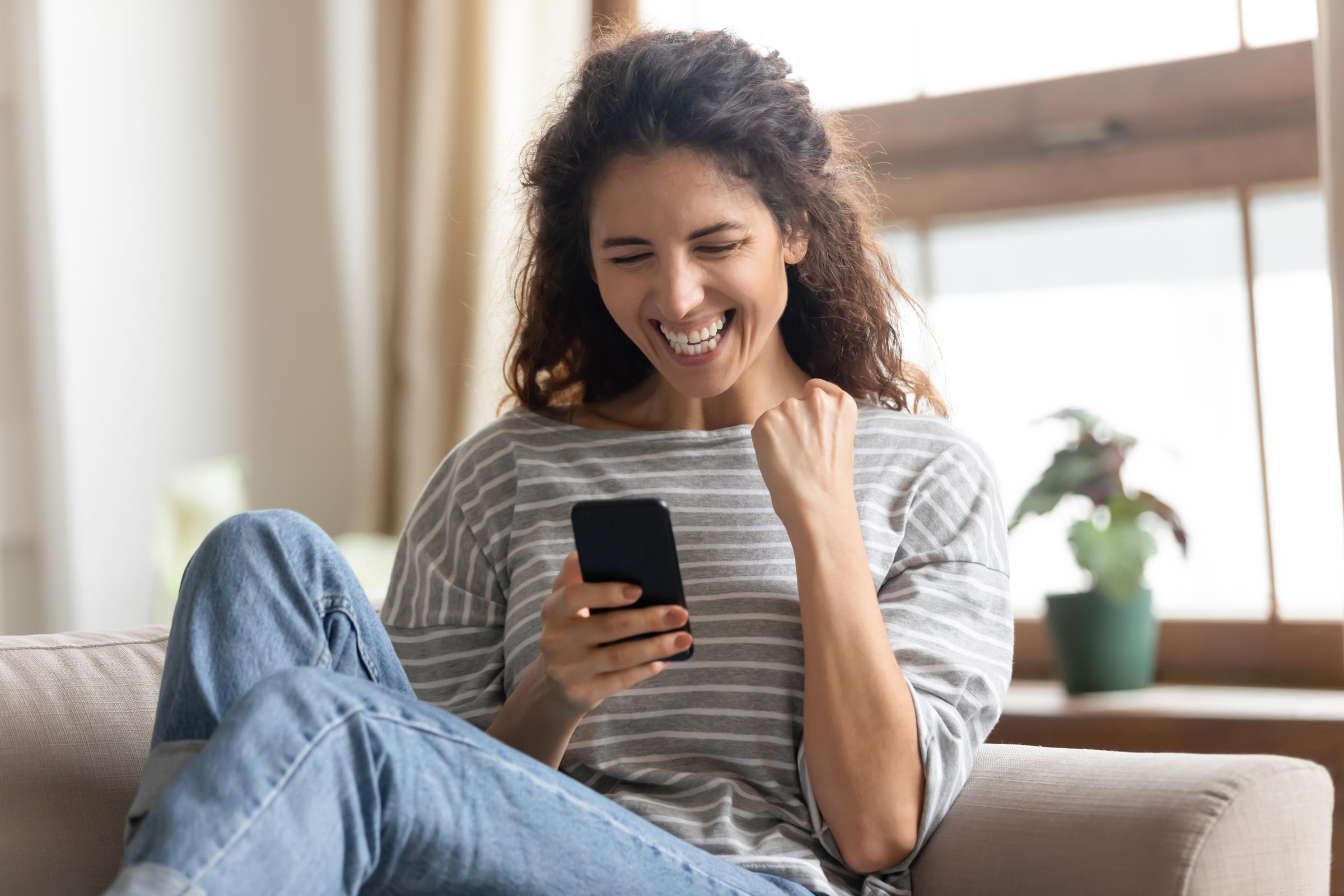 hombre feliz mirando el movil