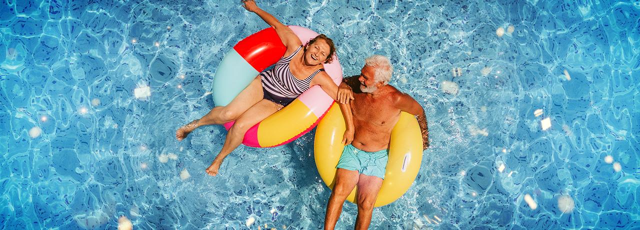 par i pool med badringar