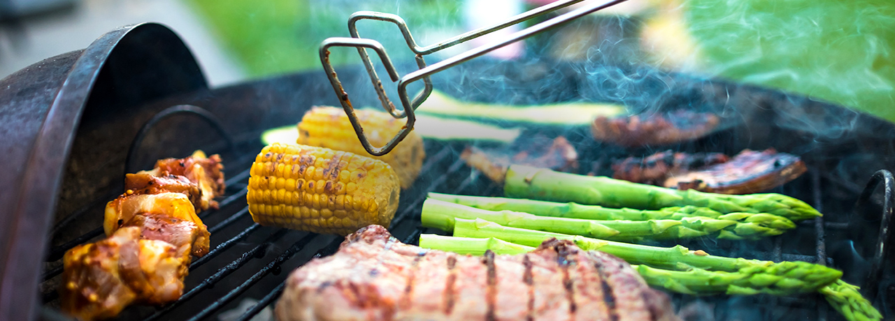 Grill mit Spargel, Mais und Fleisch
