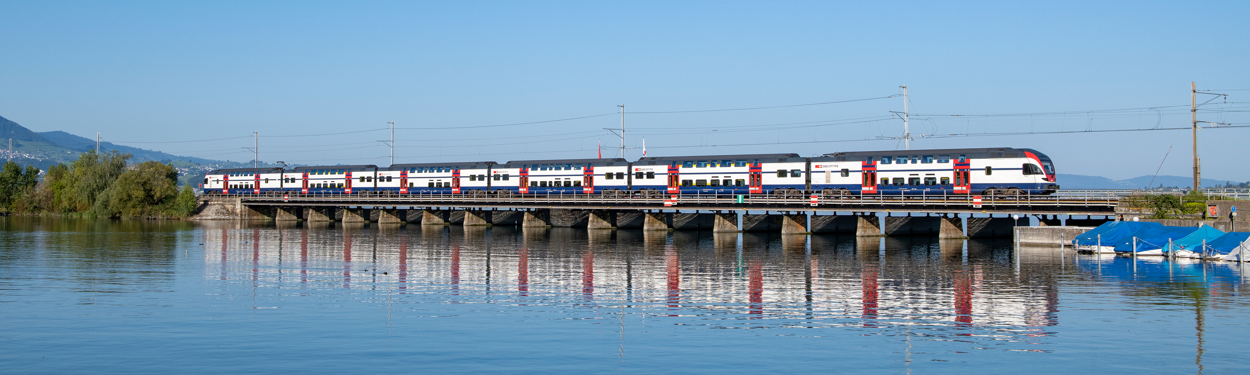 Eine Zürcher S-Bahn überquert bei Rapperswil den Zürichsee