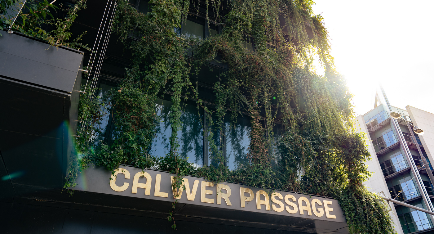 Ein grünes Kunstwerk ist die Calwer Passage. 