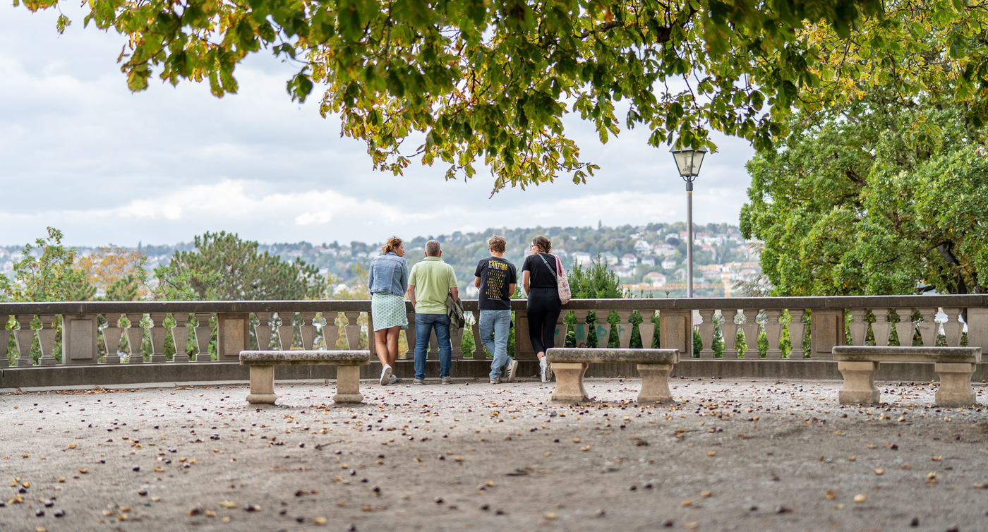  Quattro persone si trovano di fronte alla Eugensplatz e ammirano il panorama.