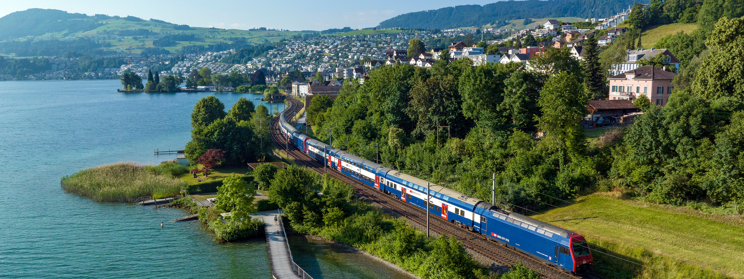 Train à deux étages de la première génération du RER zurichois au bord du lac de Zurich