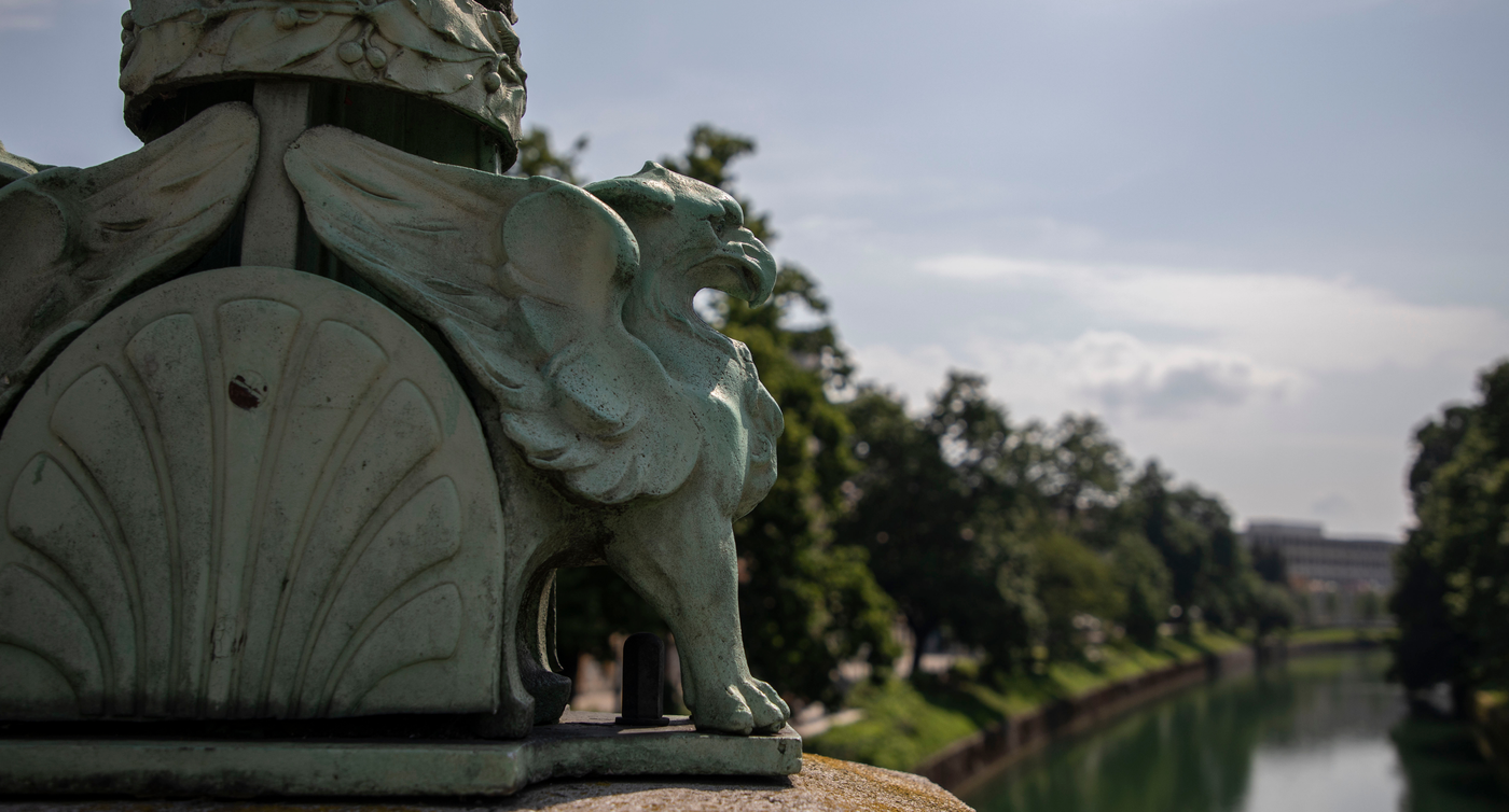 Ein Drachenstatue thront auf dem Gelände der Brücke.