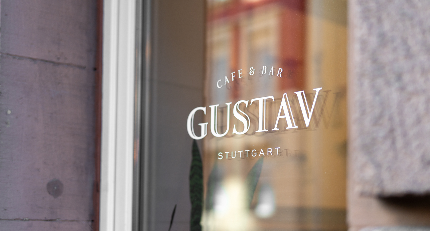 Ein Fenster mit dem Text «Café & Bar Gustav Stuttgart» drauf. 