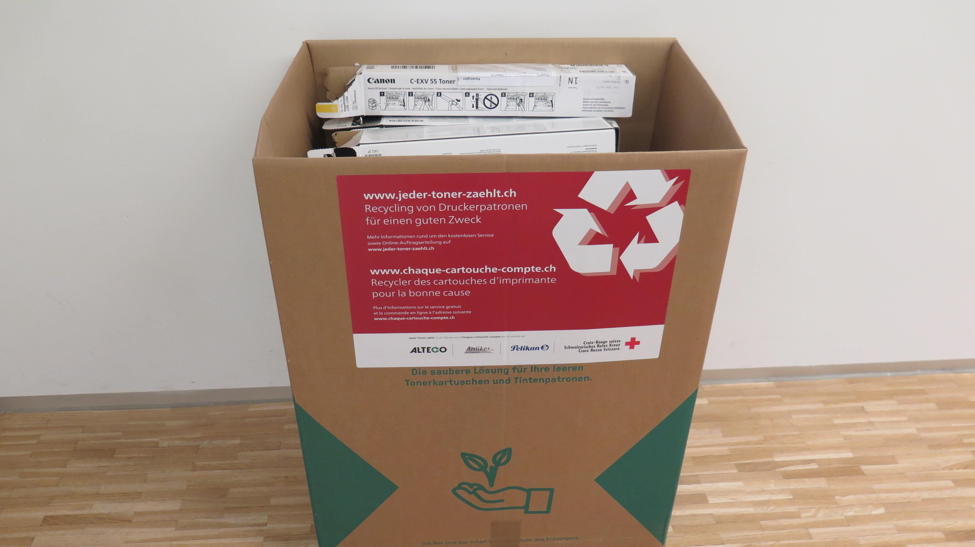 Boîte de collecte en carton pour la campagne "Chaque toner compte" avec des informations sur la campagne.