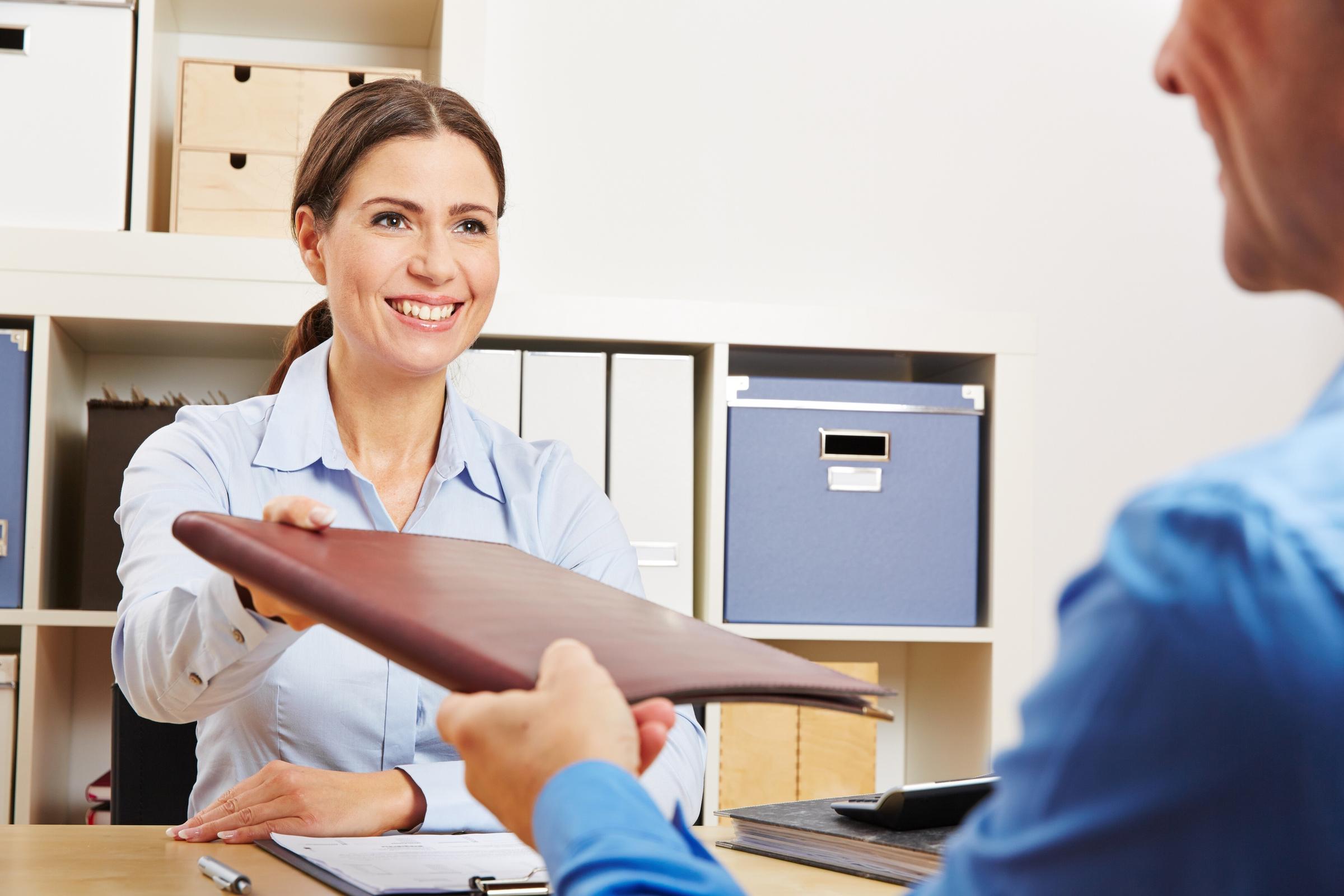 В некоторых случаях работает и. Офисный работник. Человек за компьютером. В некоторых случаях работает и. Человек за ноутом.