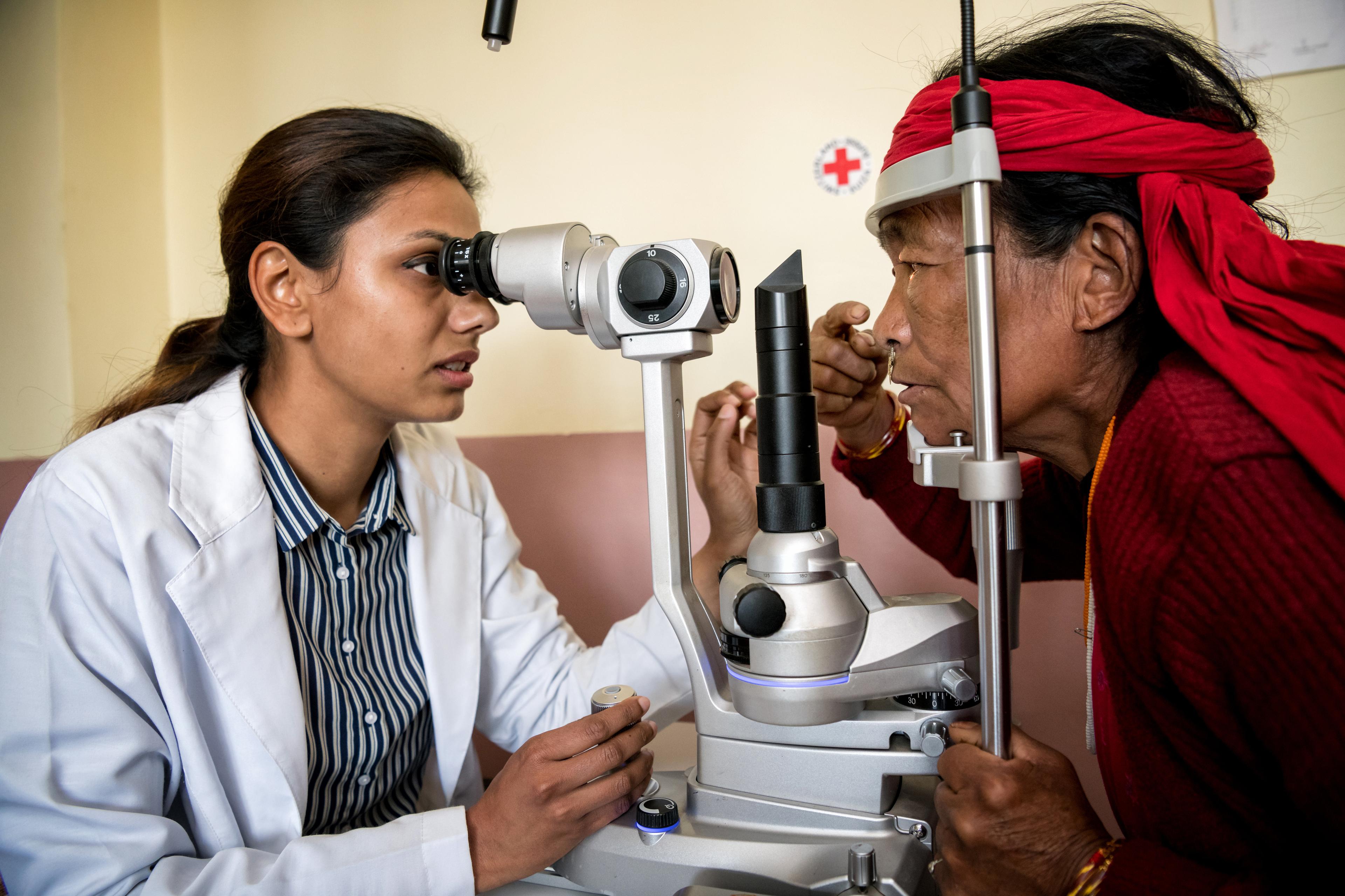 Schweizerisches Rotes Kreuz, Programmbesuch in der Midwest Region in Nepal. Das Augenspital in Birendranagar, Distrikt Surkhet, wurde vom SRK gebaut. Dr. Namrata Gupta untersucht das frisch operierte Auge von Moti Gharti. März 2018