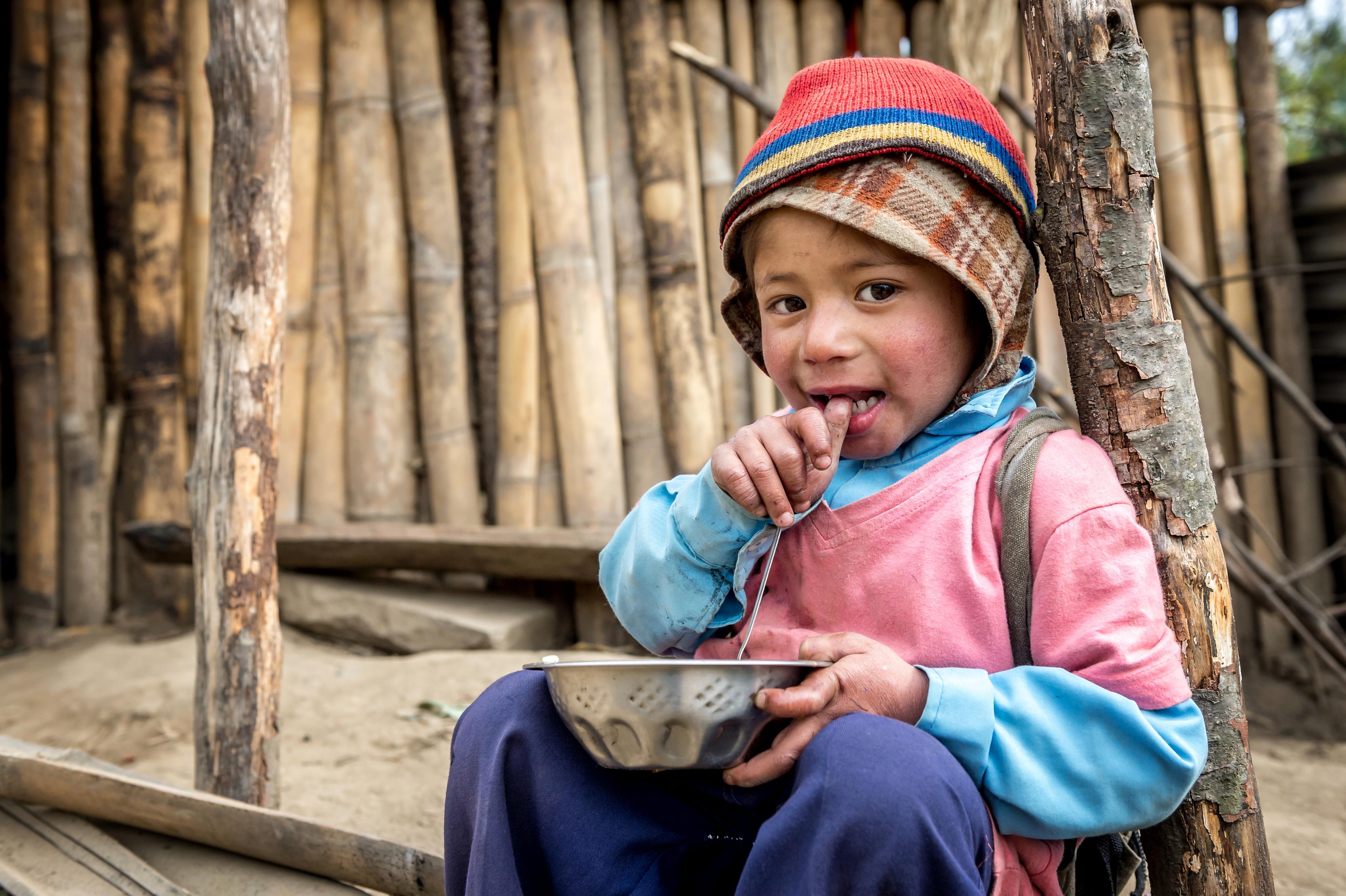 Ein Kind beim Essen in Lapilang in der Provinz Dolakha. Sein Dorf wurde beim Erdbeben vom 10. Mai, dem zweiten in Nepal innerhalb von 17 Tagen, fast vollständig zerstört.