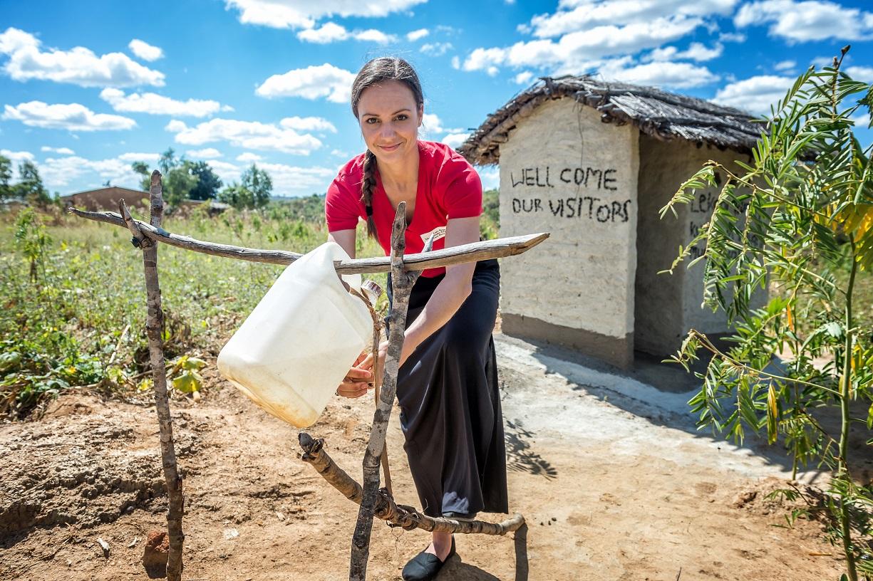 Sarah van Berkel wäscht sich in Malawi die Hände am Tippy Tap, einer mobilen Händewasch-Station.