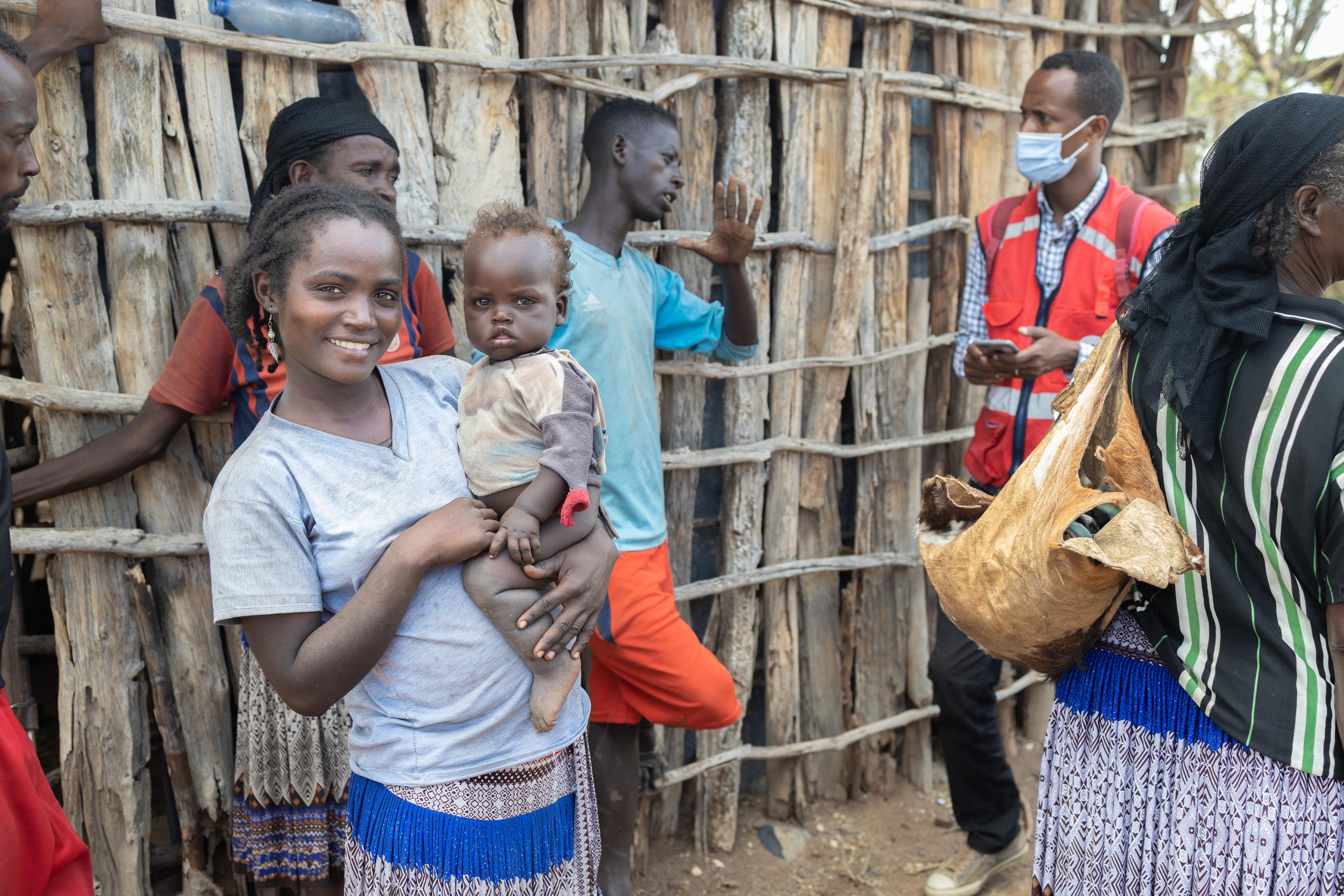 Ein Mädchen hält ihren kleinen Bruder auf dem Arm. Die Patenschaft für Kinder unterstützt die Gesundheit, Ernährung und Bildung von Kindern in verschiedenen Ländern weltweit (Foto aus Äthiopien).