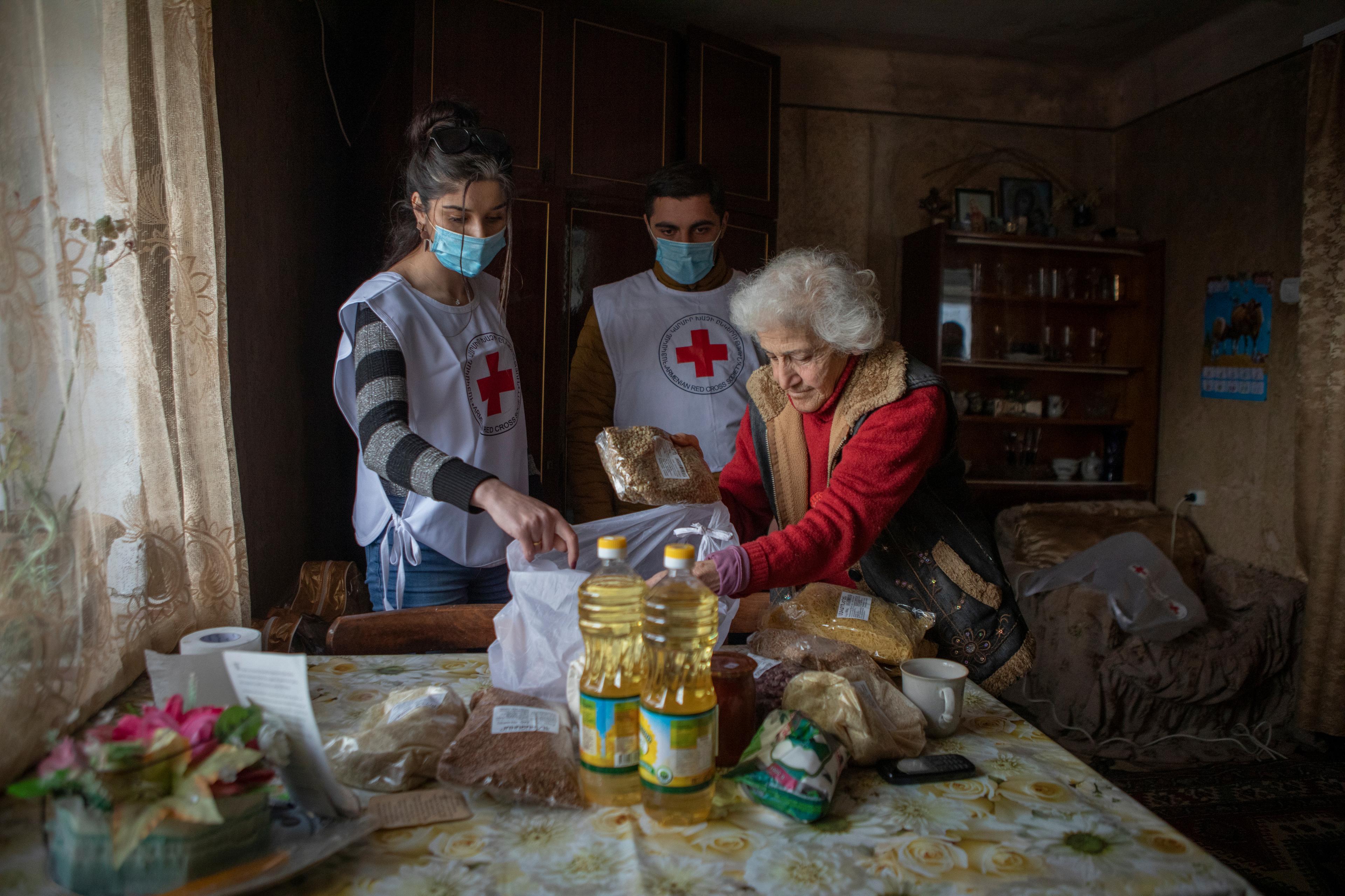 ARCS-Freiwillige liefern Produkte an die SRC/ARCS-Winterhilfe-Empfängerin Valya Poghosyan,69, in Hrazdan, Provinz Kotayk, Armenien, am 25. März 2021.
