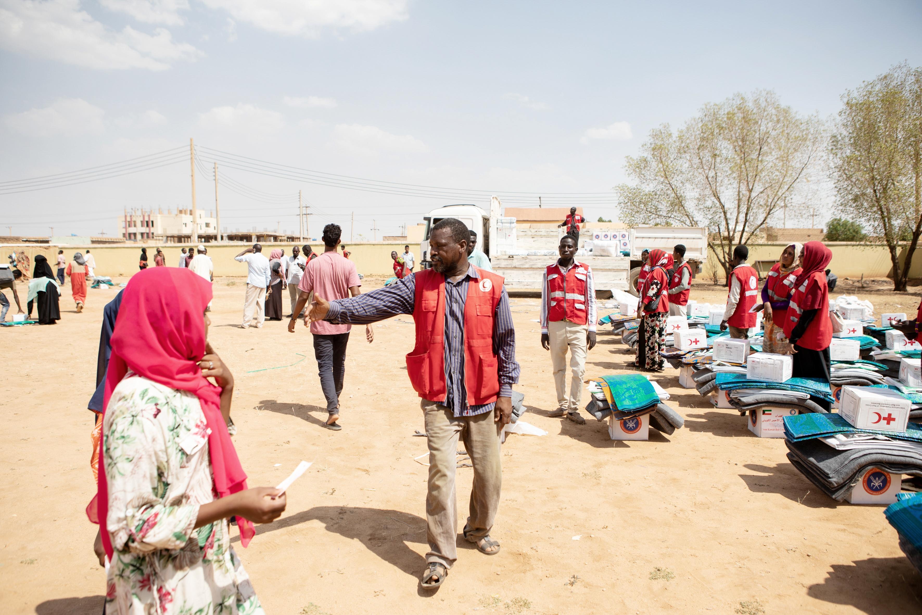 Verteilung von Hilfsgütern an von Überschwemmungen betroffene Menschen in Khartum. Die Hilfsgüter sind organisiert bereitgelegt und parat zur Mitnahme.