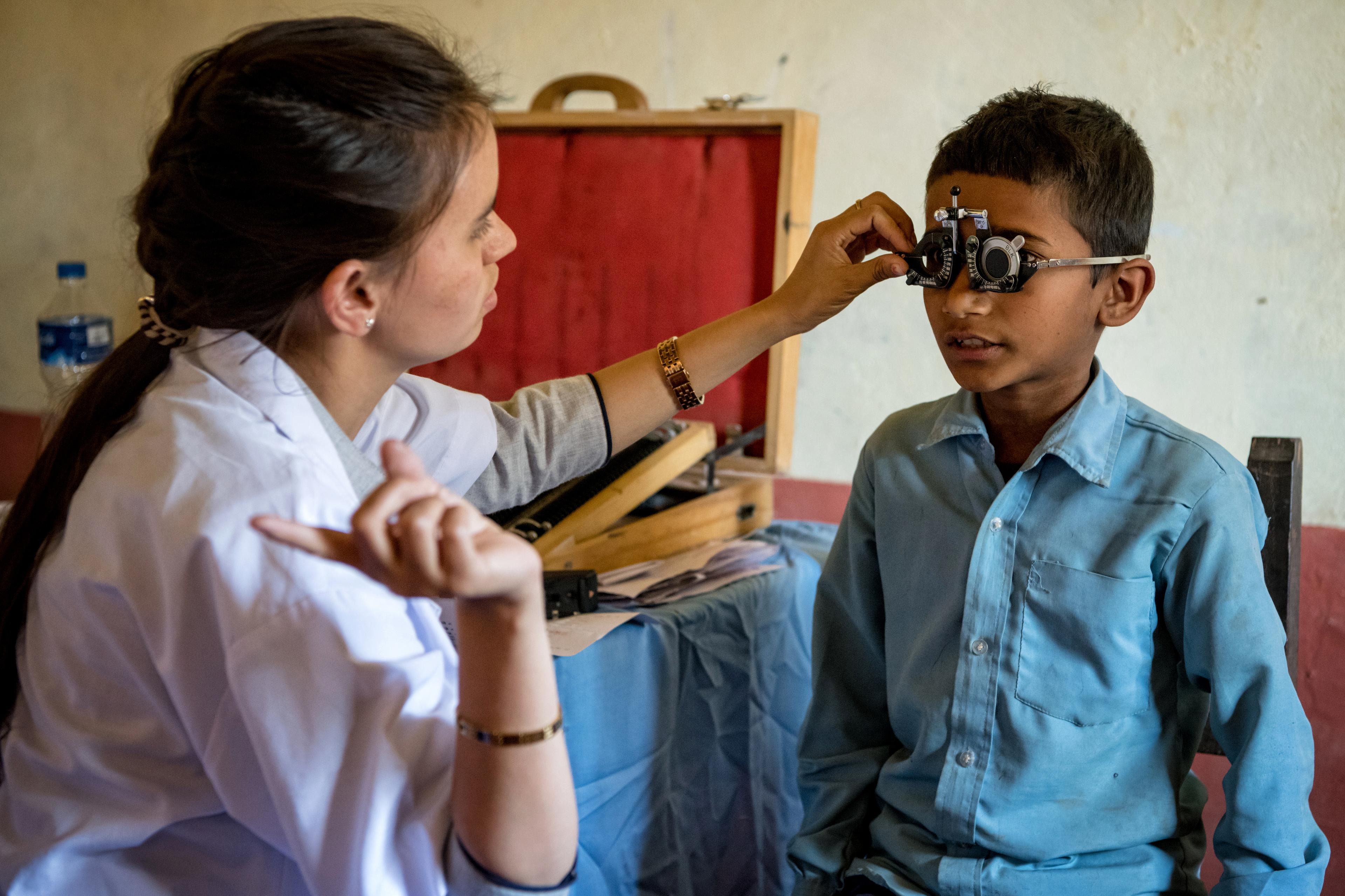 Un garçon passe un examen de la vue à Surkhet, au Népal.