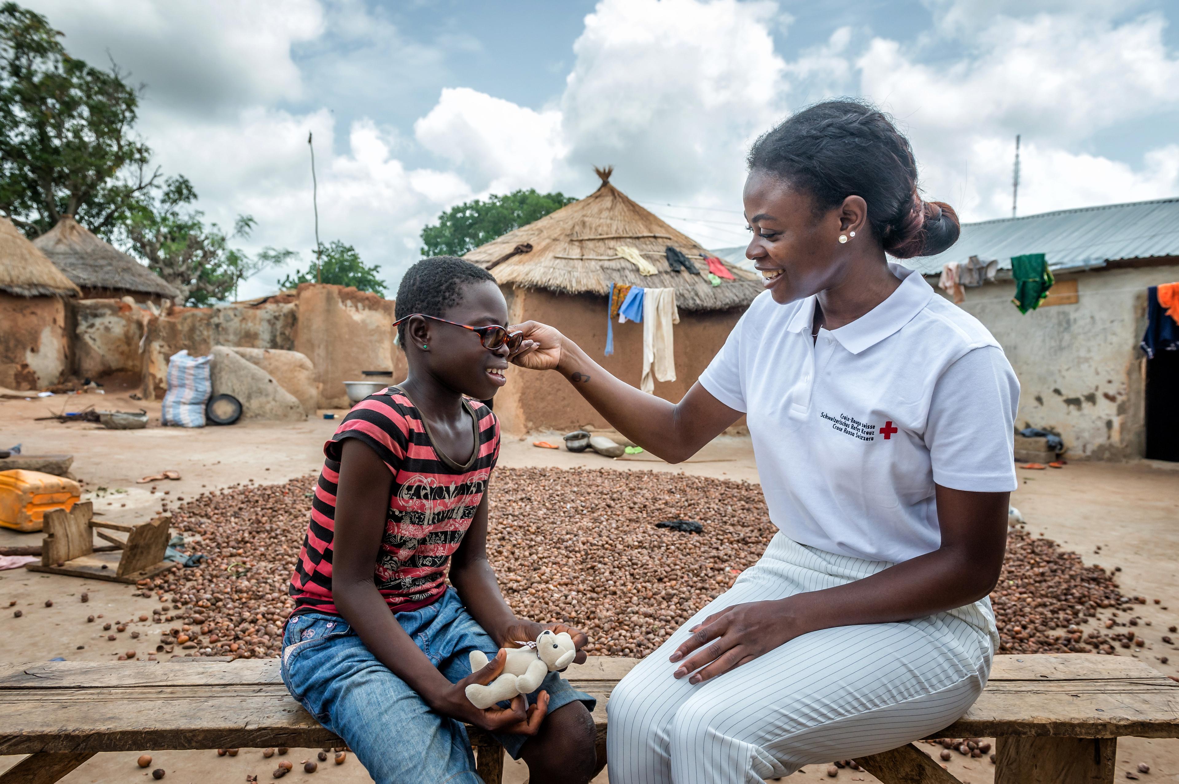 Ghana Augenmedizin in der Northern Region bei Tamale. Samira Baako leidet am Grauen Star und wurde im Spital in Walewale operiert. Nach der OP übergibt Miss Earth Schweiz Manuela Oppikofer ihr eine Sonnenbrille.